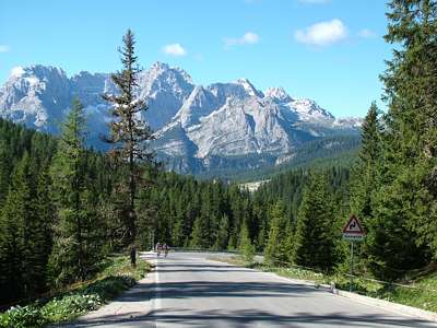 Wir sind auf der Stra&szlig;e unterwegs in Richtung der Mautstation. Der Blick zur&uuml;ck in Richtung S&uuml;den, &uuml;ber den Misurina - See hinweg in Richtung Gruppo del Sorapis ist gewaltig.