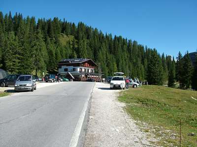 Die H&uuml;tte Rif. Lago d' Antorno am gleichnamigen See in der Morgensonne. Rund um den See herrscht schon reger Betrieb.