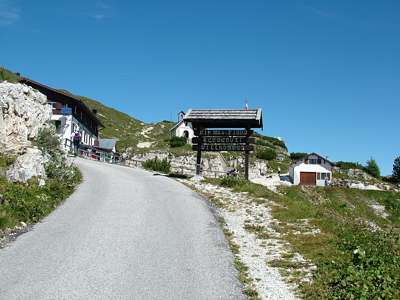 Wir sind oben an der Gastst&auml;tte Rif. M. Bosi [2205m].