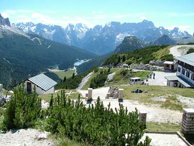 Der Blick von der Kapelle aus hinunter zum Misurina-See ist einmalig.