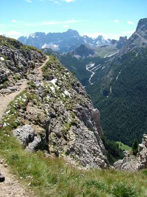 Der Weg zum Plateau mit den Stellungen verl&auml;uft an der Felskante entlang. Man hat hier einen sch&ouml;nen Blick hinunter ins Tal "Val Popena Auta".