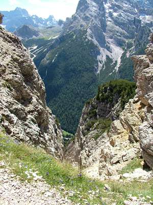 Hier sieht man sogar die im Tal "Val Popena Bassa" verlaufende Stra&szlig;e 48b.