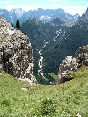 Der Blick hinunter ist immer wieder sch&ouml;n. An der Steilwand verlief im Krieg ein Versorgungsweg bis ins Tal hinunter,  heute wird er als Touristensteig 6a [Sent. dei Touristi] bezeichnet. Er ist auf der Karte als schwieriger Steig angegeben.