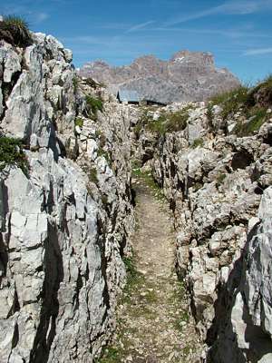 Von diesem Sch&uuml;tzengraben aus kann man hin&uuml;berschauen zu den Bergen im Norden.