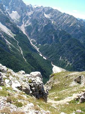 Hier hinunter f&uuml;hrt der Steig 6a. Damals lief ein Teil der Versorgung &uuml;ber solche Steige.