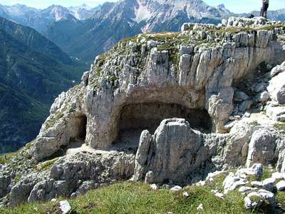 Der Berg ist teilweise unterh&ouml;hlt, hier unterhalb des Plateaus mit dem Kreuz. Man kann auch ins Tal "Val de Gotres" s&uuml;dlich der hohen Gaisl hinunterblicken.