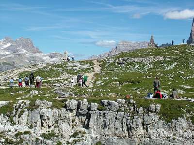 Blick vom Kreuz aus auf die Hochfl&auml;che. Es gibt verschiedene Gedenksteine und eine Pyramide.
