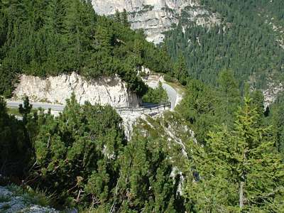 Wir wandern die beeindruckenden Serpentinen der Kriegsstra&szlig;e hinunter.