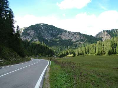 Wir wandern die Stra&szlig;e 49b entlang. Dies ist der Blick zur&uuml;ck, hinauf zum "Monte Piana".