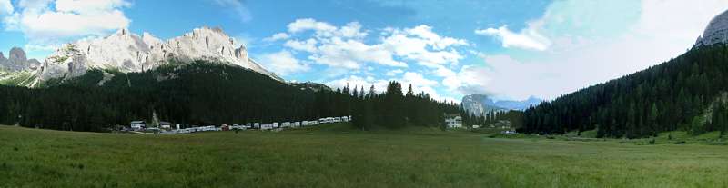 Wir wandern &uuml;ber die Wiese zur&uuml;ck zum Campingplatz und schauen dabei nach S&uuml;den.