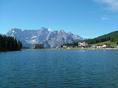 Zuerst wandern wir zum Misurina - See, heute aber mit den Kraxen. Der Himmel ist wolkenleer, ein seltener Anblick.