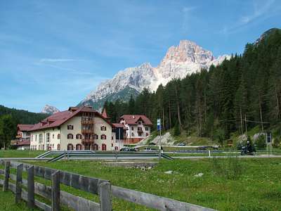 Das erste, was wir in Schluderbach sehen, als wir aus dem Bus aussteigen, ist das Hotel Ploner. Dahinter die beeindruckende Hohe Gaisl [Croda Rossa, 3146 m].