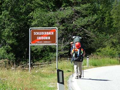 Wir wandern ein St&uuml;ck die 51 entlang, bis wir Schluderbach verlassen, das im Wesentlichen aus dem Hotel Ploner besteht.