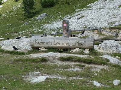 Diese freundliche Aufforderung steht links von der H&uuml;tte.