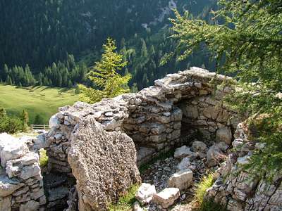 Schon eine wenig oberhalb der H&uuml;tte finden wir auch hier die alten Stellungen aus dem ersten Weltkrieg.