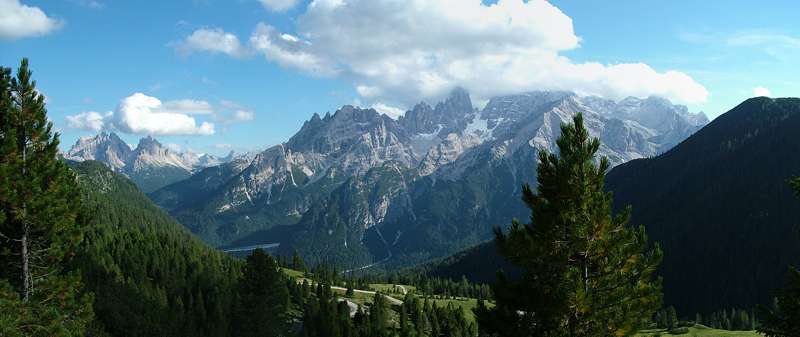 Weil der Blick auf das Cristallo-Massiv im Abendlicht einfach sch&ouml;n ist und durch die tiefstehende Abendsonne der r&auml;umliche Eindruck verst&auml;rkt wird, gibt es hier noch ein Panoramabild.