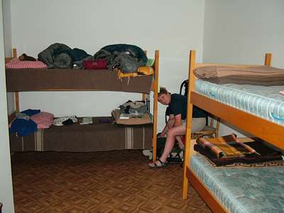Wir haben das Doppelstock-Bett an der T&uuml;r. Heute haben wir gen&uuml;gend Platz f&uuml;rs Gep&auml;ck.