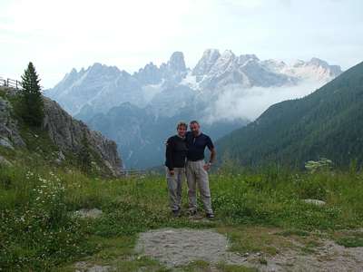 Die Radler aus unserem Zimmer sind nett. Sie machen, bevor sie starten, ein Foto von uns vor dem morgendlichen "Circo del Cristallo".