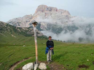 Evi vor die Hohen Gaisl, die hier aus &ouml;stlicher Sicht zu sehen ist und von der ersten Morgensonne angestrahlt wird.