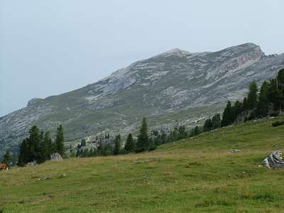 Dort hinauf wollen wir, auf den D&uuml;rrenstein [Picco del Valandro, 2839m]. Auf dem rechten Gipfel ist das Gipfelkreuz zu sehen.