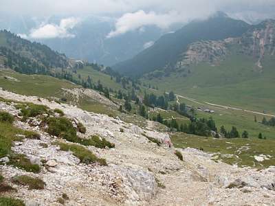 Wir sind nun auf dem richtigen Weg und schon ein ganzes St&uuml;ck h&ouml;her. Der Blick zur&uuml;ck zeigt in der Ferne die D&uuml;rrensteinh&uuml;tte und in der Mitte des Bildes die ungew&ouml;hnliche Br&uuml;cke.