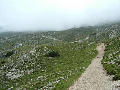 Der Blick voraus zeigt, das sich der D&uuml;rrenstein nun in Wolken geh&uuml;llt hat. Vor einer knappen Stunde war noch nicht eine einzige zu sehen. Wir entscheiden uns, weiter aufzusteigen, vielleicht wird es ja wieder besser.