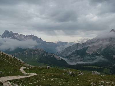 Auch der Blick in Richtung Westen zeigt, die Wolken werden schnell mehr. Wir entscheiden uns, weiter aufzusteigen, vielleicht wird es ja wieder besser.