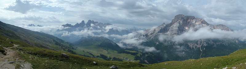 Der Panoramablick in Richtung Westen, trotz aller Wolken sind die Berge eindrucksvoll.