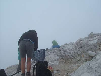Leider ist eine viertel Stunde sp&auml;ter alles schlimmer als vorher. Bei rund 2700m ist allgemeines Anziehen angesagt.