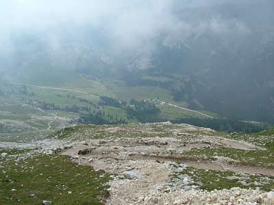 Und dann, so bei 2500m, da h&ouml;rt die Wolke auf und der Wind l&auml;sst nach, wir haben wieder freie Sicht nach unten.