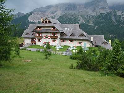 Die R&uuml;ckansicht des Hotels "Hohe Gaisl" [Alb. Croda Rossa, 1991m].
