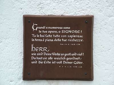 An der leider geschlossenen Kapelle steht dieser Psalm.