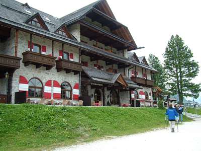 Nun lernen wir auch noch die Vorderansicht des Hotels kennen.