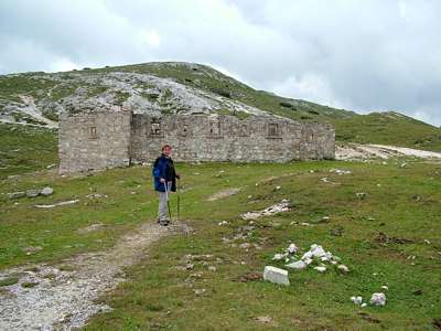Eine Ruine, wohl auch aus dem ersten Weltkrieg. Im Hintergrund ist schon der Strudelkopf [M. Specie, 2307m] zu sehen.