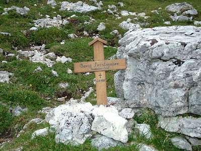 Dann steht da mitten auf der Wiese ein anderes Kreuz.