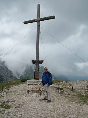 Auch ich m&ouml;chte ein Foto unter dem Kreuz, rundherum werden die Wolken immer dunkler, es wird gleich regnen.