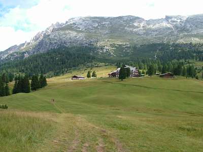 Der Blick zur&uuml;ck zu Hotel, Gasthof und D&uuml;rrenstein. Gestern um diese Zeit war das Tal mit Wolken gef&uuml;llt, heute gibt es keine. Irgendwie ist das schon ein wenig &auml;rgerlich.
