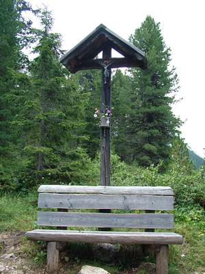 An vielen Stellen l&auml;dt in den Dolomiten eine Bank zur Rast ein.