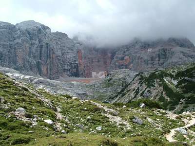 Der Gipfel der Schlechtgaisl rechts h&uuml;llt sich in Wolken, das Gestein hat hier eine auff&auml;llige rote F&auml;rbung.