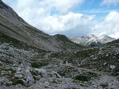 Unser Blick geht zum fernen Seekofel. Der Weg f&uuml;hrt um die Gaiselleite [2358m] in der Bildmitte herum.