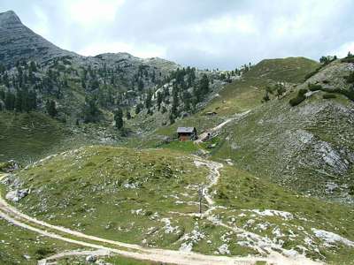 Die Rossalmh&uuml;tte liegt vor uns. Der Berg links ist der Fosses Riedl [Forc. Cocodain, 2463m].