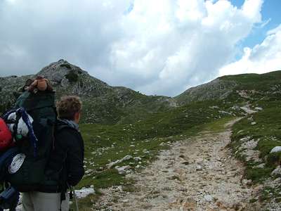 Dort hinauf zum "Walsche Platz" [Campo Latino] m&uuml;ssen wir. Der Berg links ist der K&uuml;hgl&auml;ttenpingl [2310m].