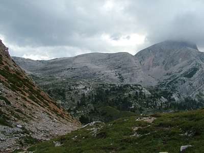 Der Seekofel h&uuml;llt sich in Wolken.