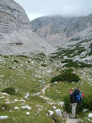 Nun sind wir auf dem Weg 1, dem "Dolomitenhöhenweg" [Ala Via Dolomiti]. Wir sind am Anfang des "Ofen Forno" - "nur noch" zweihundert Meter Anstieg.