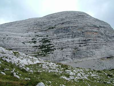Der Berg "Ofenmauer" links von uns besteht aus waagerechten Schichten.