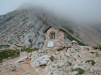 Oben an der Scharte steht diese Jungfrau Maria. Der Seekofel h&uuml;llt sich zunehmend in Wolken, wie weit ist es noch bis zur H&uuml;tte?