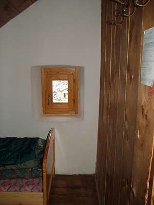 Durch das Fenster kann man in Richtung Seekofel blicken.