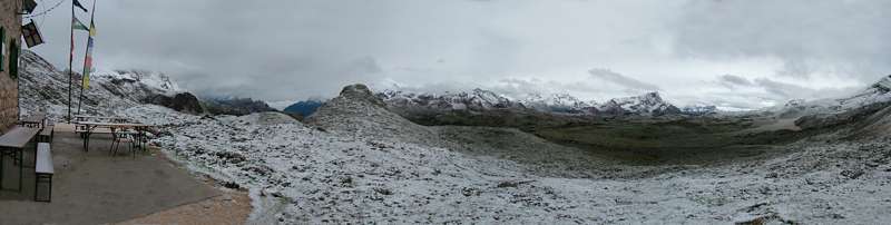Ich finde die Kulisse so beeindruckend, dass ich noch ein Panoramabild versuche.