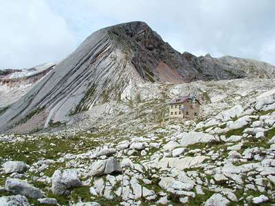 Wir wandern auf dem Weg&nbsp;26 in s&uuml;d&ouml;stlicher Richtung von der H&uuml;tte weg. Hier der Blick zur&uuml;ck zur H&uuml;tte. Durch den gerade erst getauten Schnee ist alles ziemlich morastig.