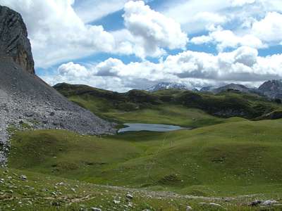 Der Blick hinunter zum Lago Gran de Foses &ouml;ffnet sich.